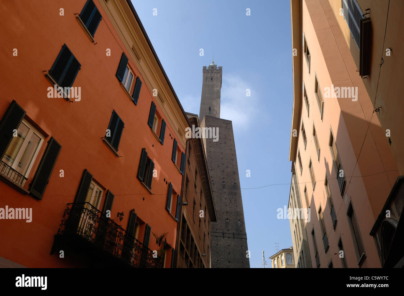 Torre degli Asinelli et Torre Garisenda vue de la Via Zamboni Banque D'Images