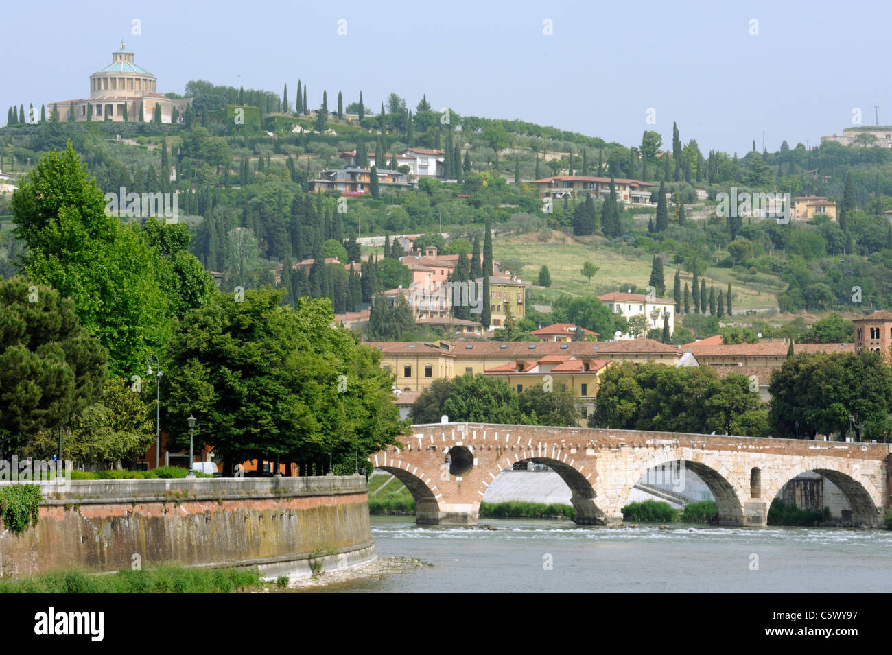 Les rives de la rivière Adige et Ponte Pietra à Vérone Banque D'Images