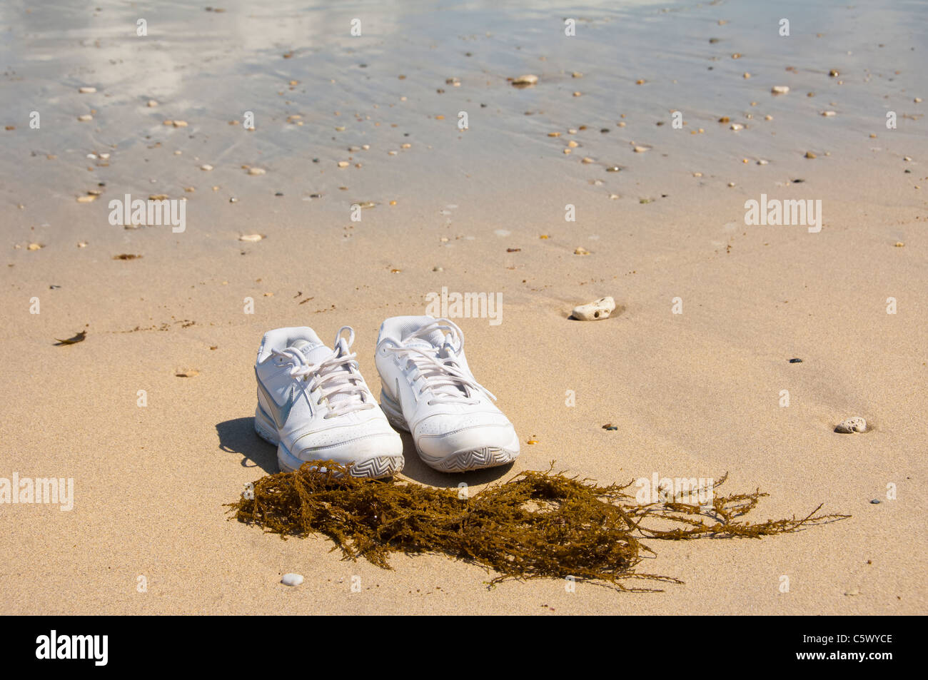 Chaussures de tennis sur la plage, à Saint Clément des baleines, Ile de Re,  France Photo Stock - Alamy