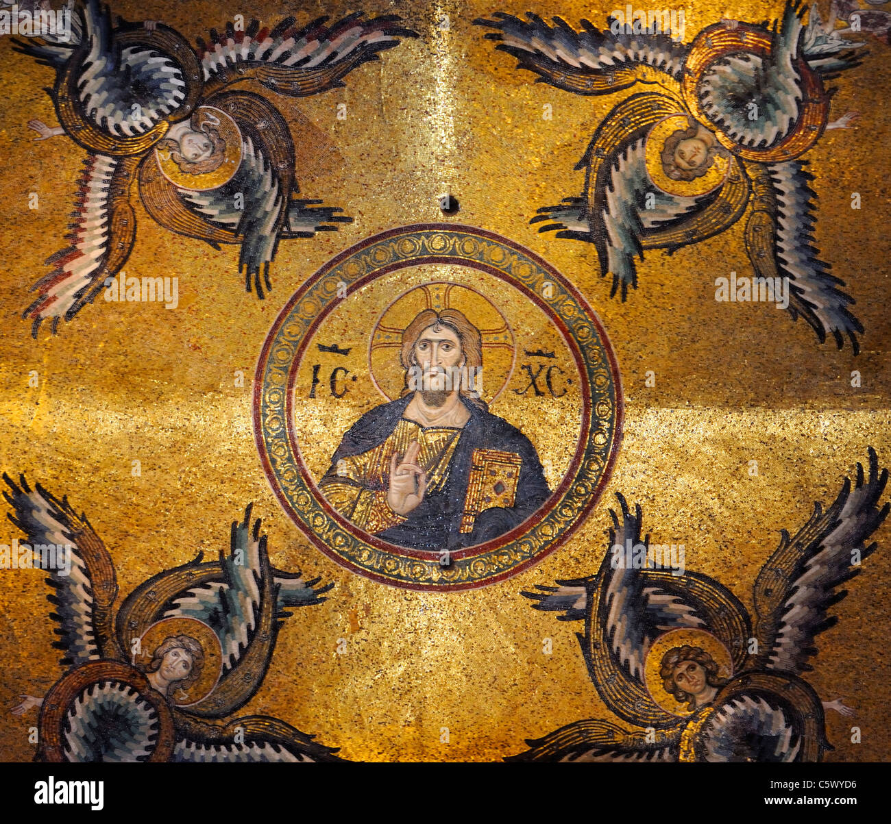 Une conception de mosaïque sur le plafond au-dessus du transept de la cathédrale de Monreale Banque D'Images