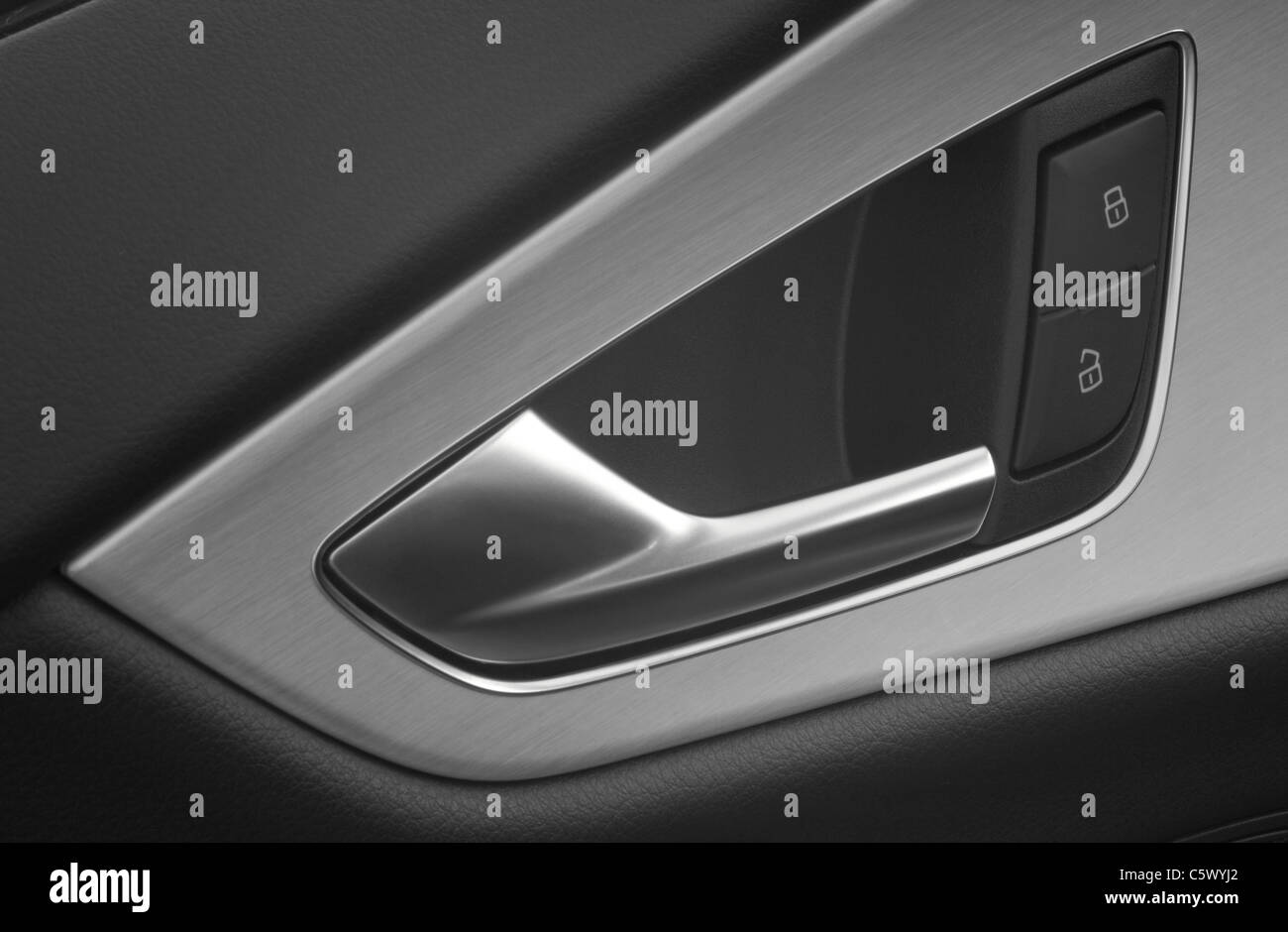 Gros plan d'une poignée de porte de voiture et de boutons de verrouillage et de déverrouillage Banque D'Images