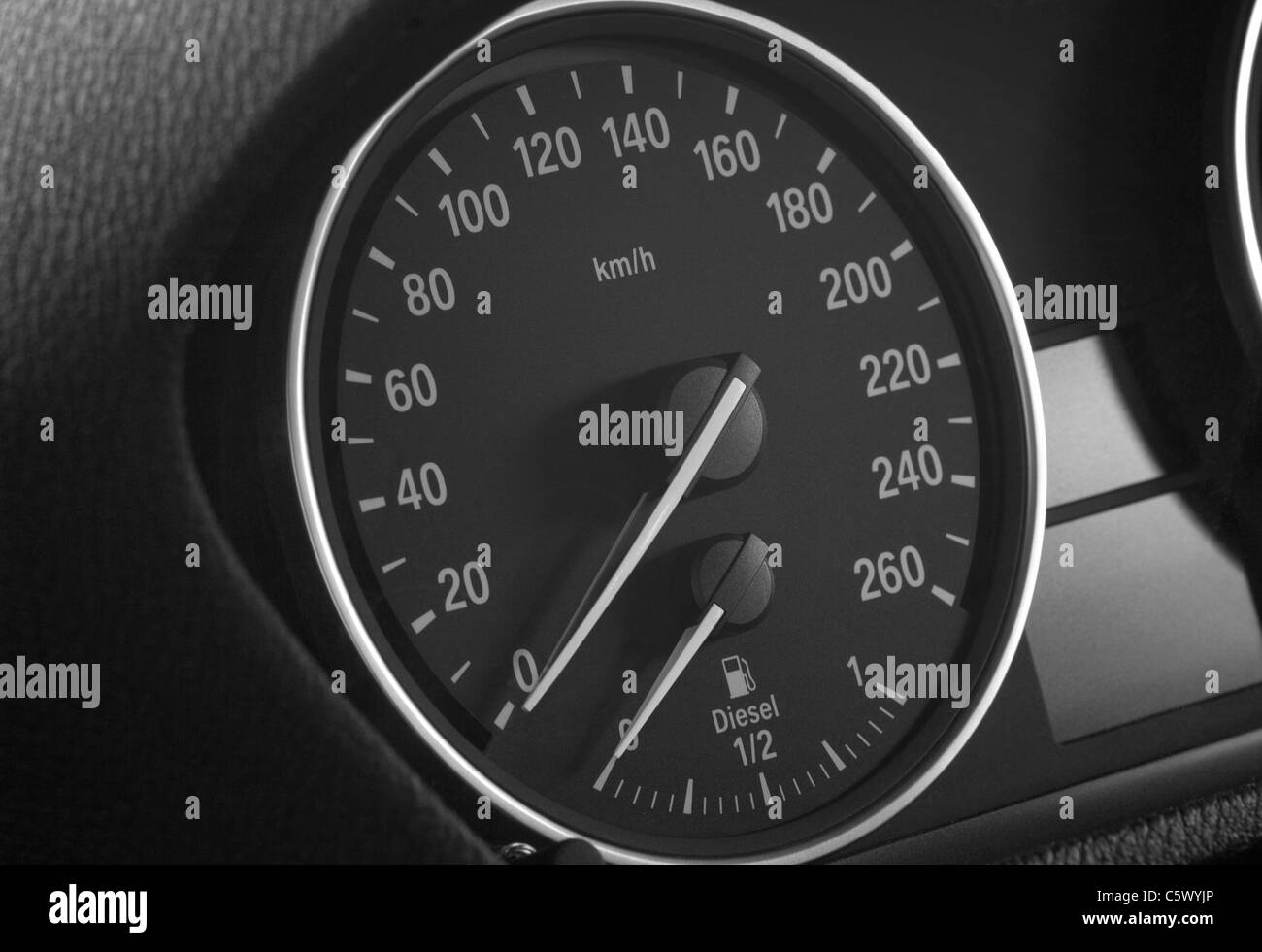 Gros plan d'une voiture et de l'indicateur de l'indicateur de niveau de carburant diesel Banque D'Images