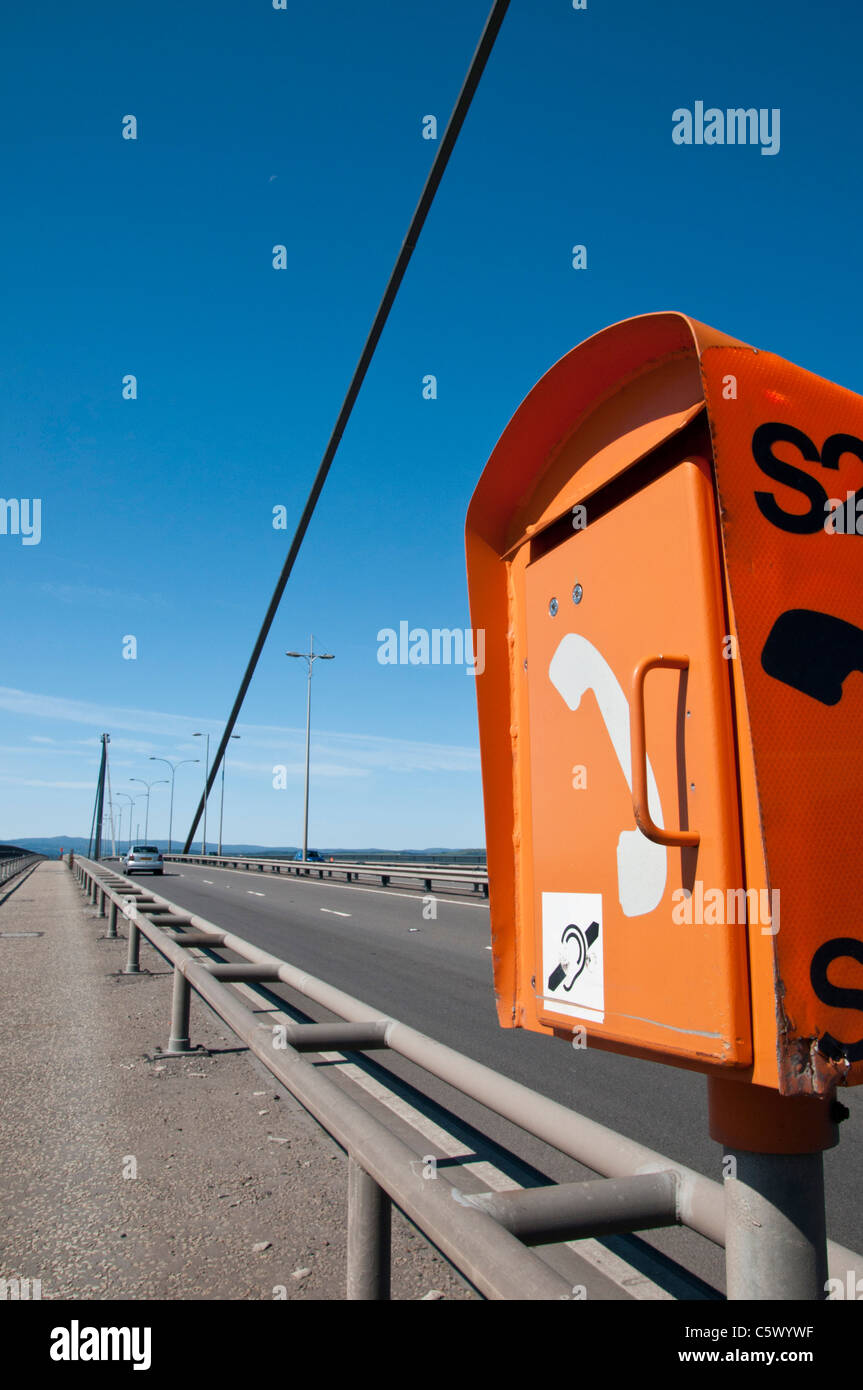 Téléphone SOS situé sur l'Erskine Bridge près de Glasgow. Banque D'Images