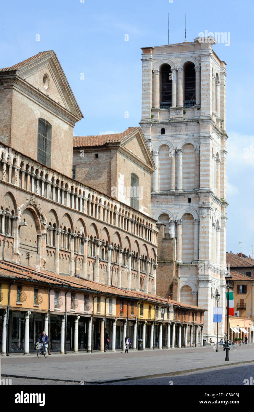 La Piazza Trento e Trieste et le clocher de la cathédrale de Ferrara Banque D'Images