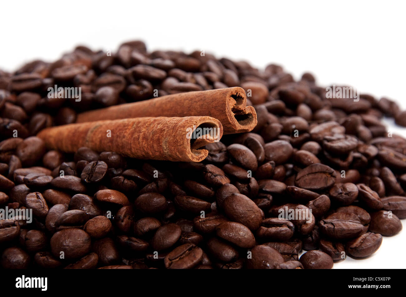 Les grains de café et le bâton de cannelle, près de l'image Banque D'Images