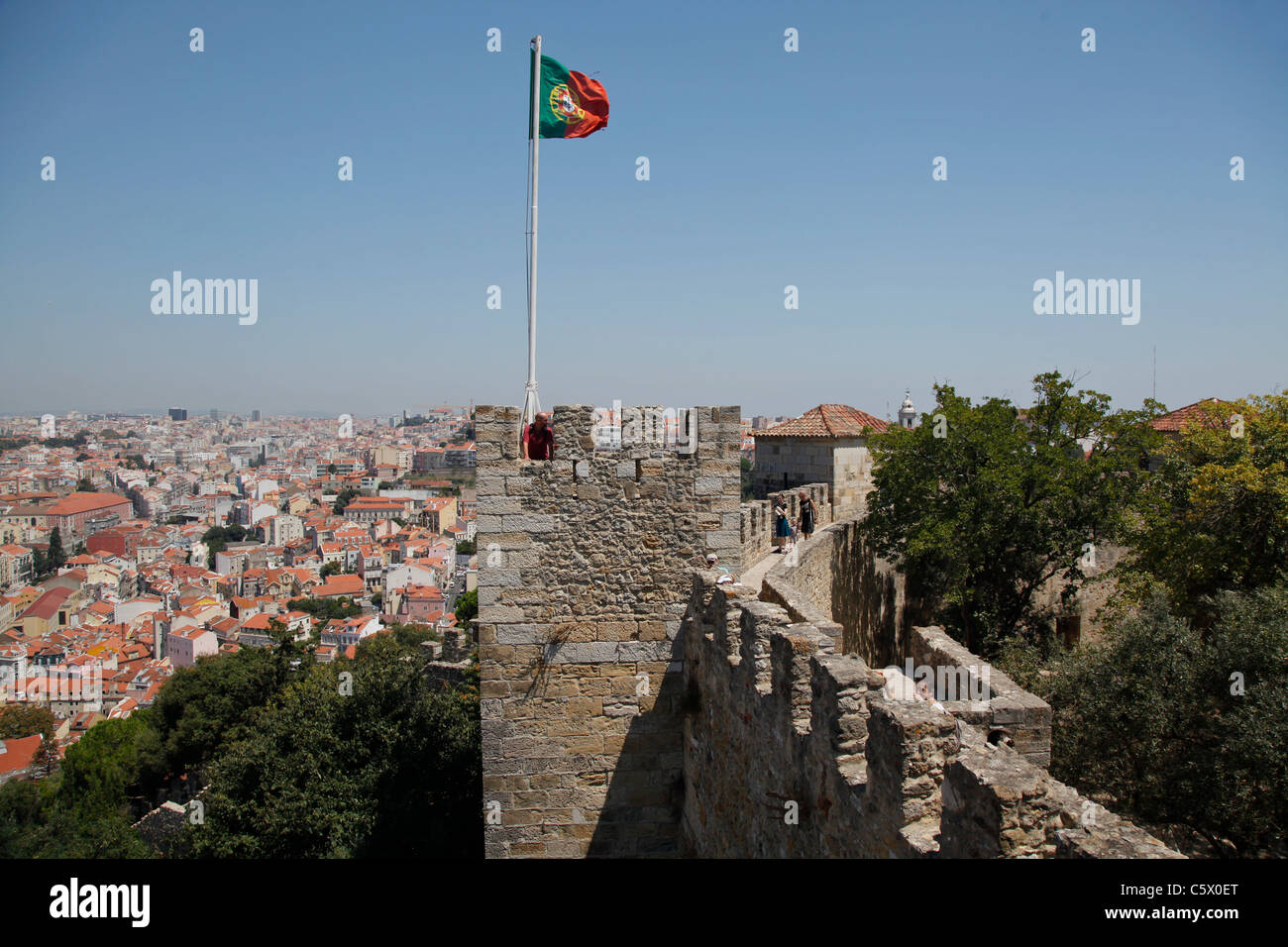 Les murs du château de São Jorge avec drapeau portugais un haut d'une tour et d'une partie de Lisbonne Banque D'Images