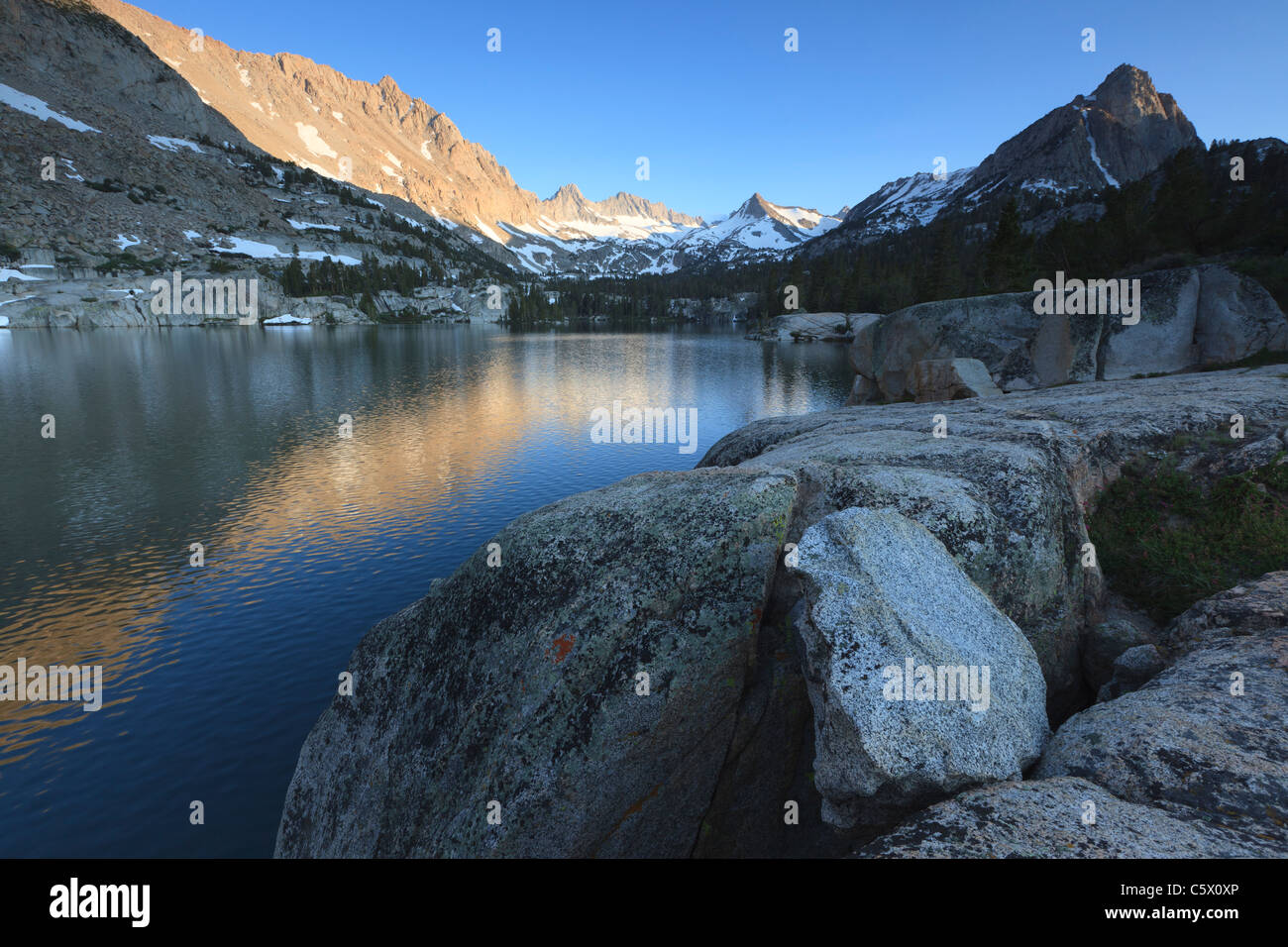 Lac alpin dans les montagnes de la Sierra Nevada de Californie Banque D'Images