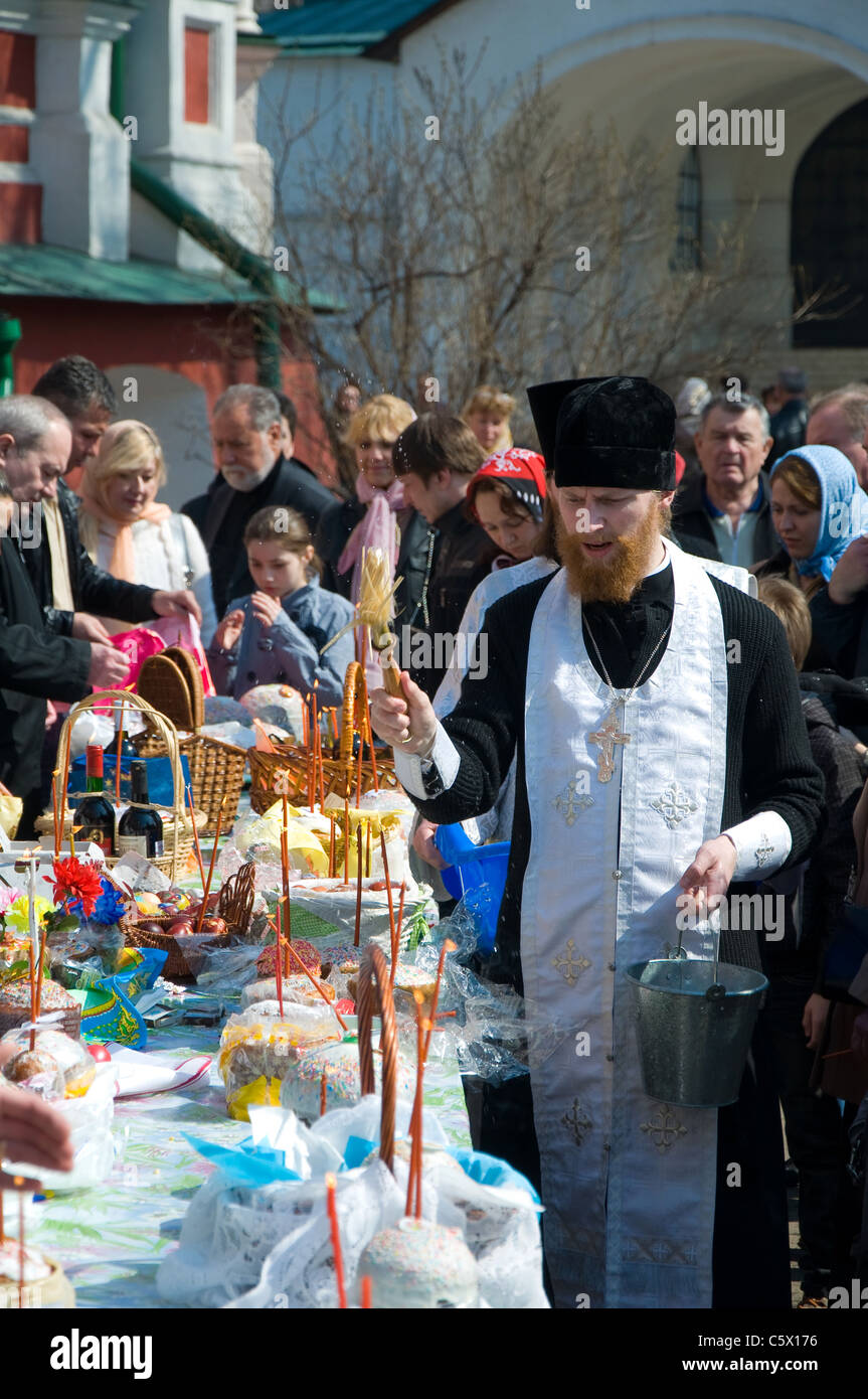 Prêtre Orthodoxe russe le dimanche de Pâques, couvent Novodievitchi, Moscou, Russie Banque D'Images