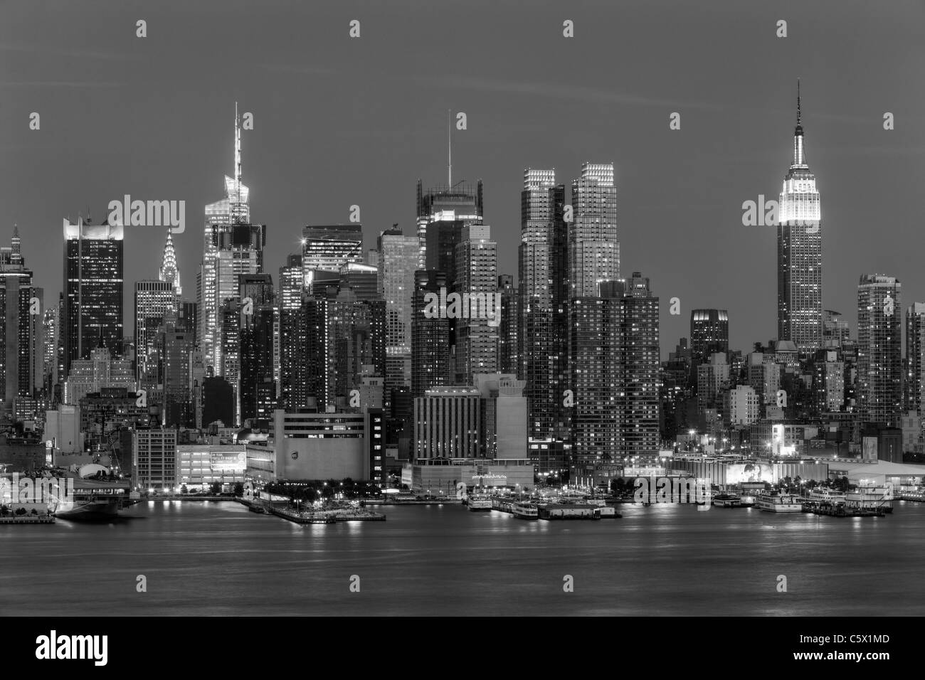Le midtown Manhattan skyline pendant au crépuscule comme vu sur le fleuve Hudson, du New Jersey. Banque D'Images