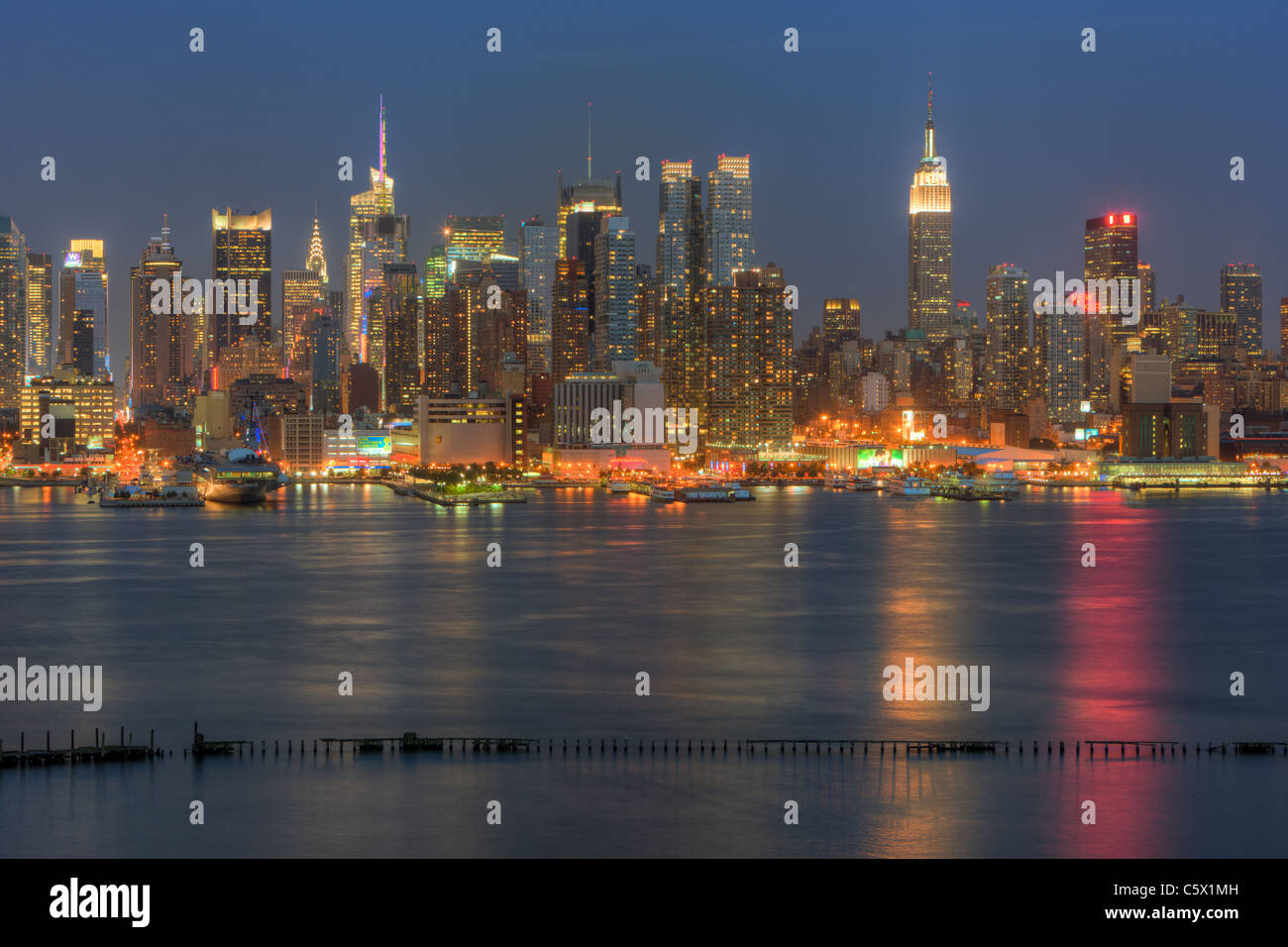 Le midtown Manhattan skyline pendant au crépuscule comme vu sur le fleuve Hudson, du New Jersey. Banque D'Images