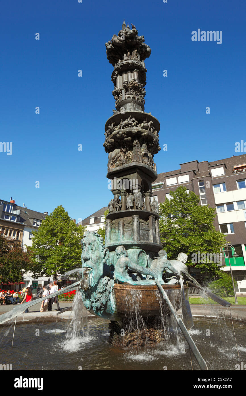 Brunnen mit von Historiensaeule Juergen Weber auf dem Josef-Goerres-Platz à Coblence, Rheinland-Pfalz Banque D'Images