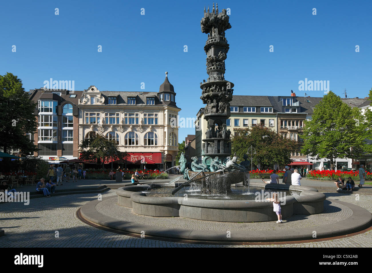 Brunnen mit von Historiensaeule Juergen Weber auf dem Josef-Goerres-Platz à Coblence, Rheinland-Pfalz, dahinter das Palais, Restaurant und Cafe Banque D'Images