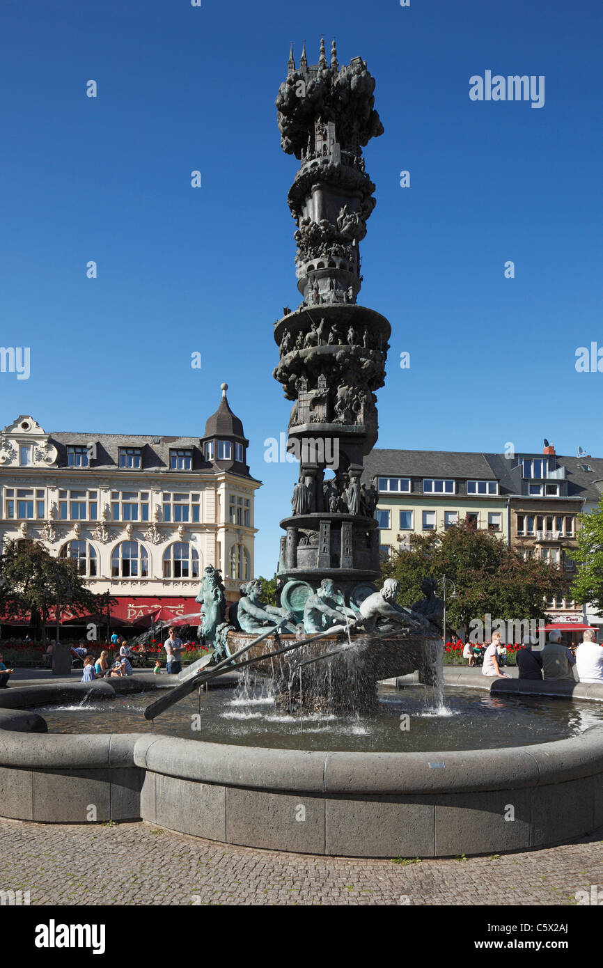 Brunnen mit von Historiensaeule Juergen Weber auf dem Josef-Goerres-Platz à Coblence, Rheinland-Pfalz, dahinter das Palais, Restaurant und Cafe Banque D'Images