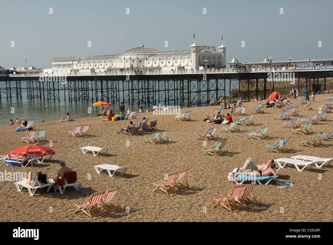 EAST SUSSEX, BRIGHTON ; EASTER DAY TRIPPERS s'INSTALLER SUR LA PLAGE À côté de la jetée de Brighton Banque D'Images