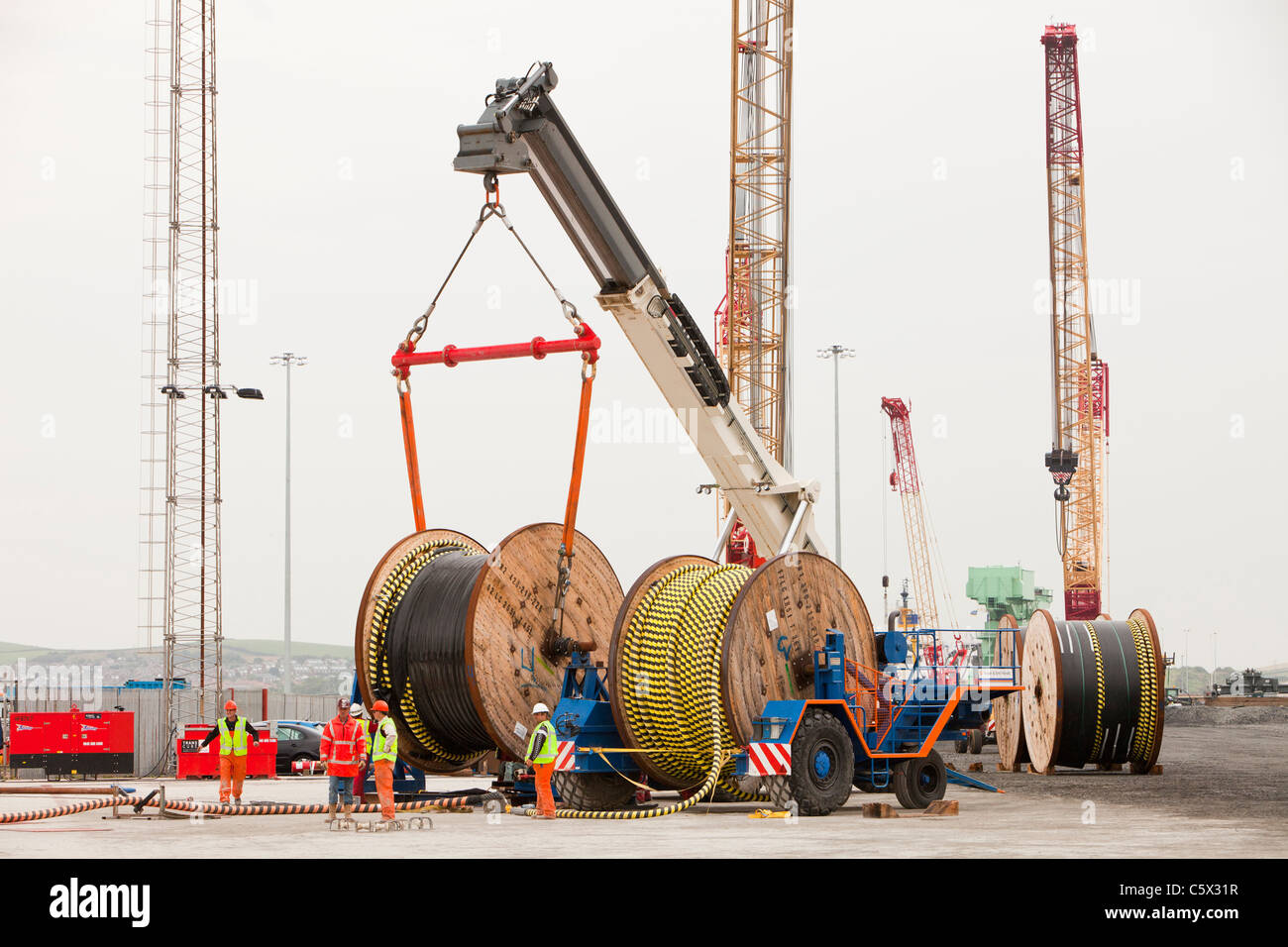 Câblage électrique offshore pour le parc éolien offshore de Walney projet être chargé sur un navire de pose de câbles dans les docks Banque D'Images