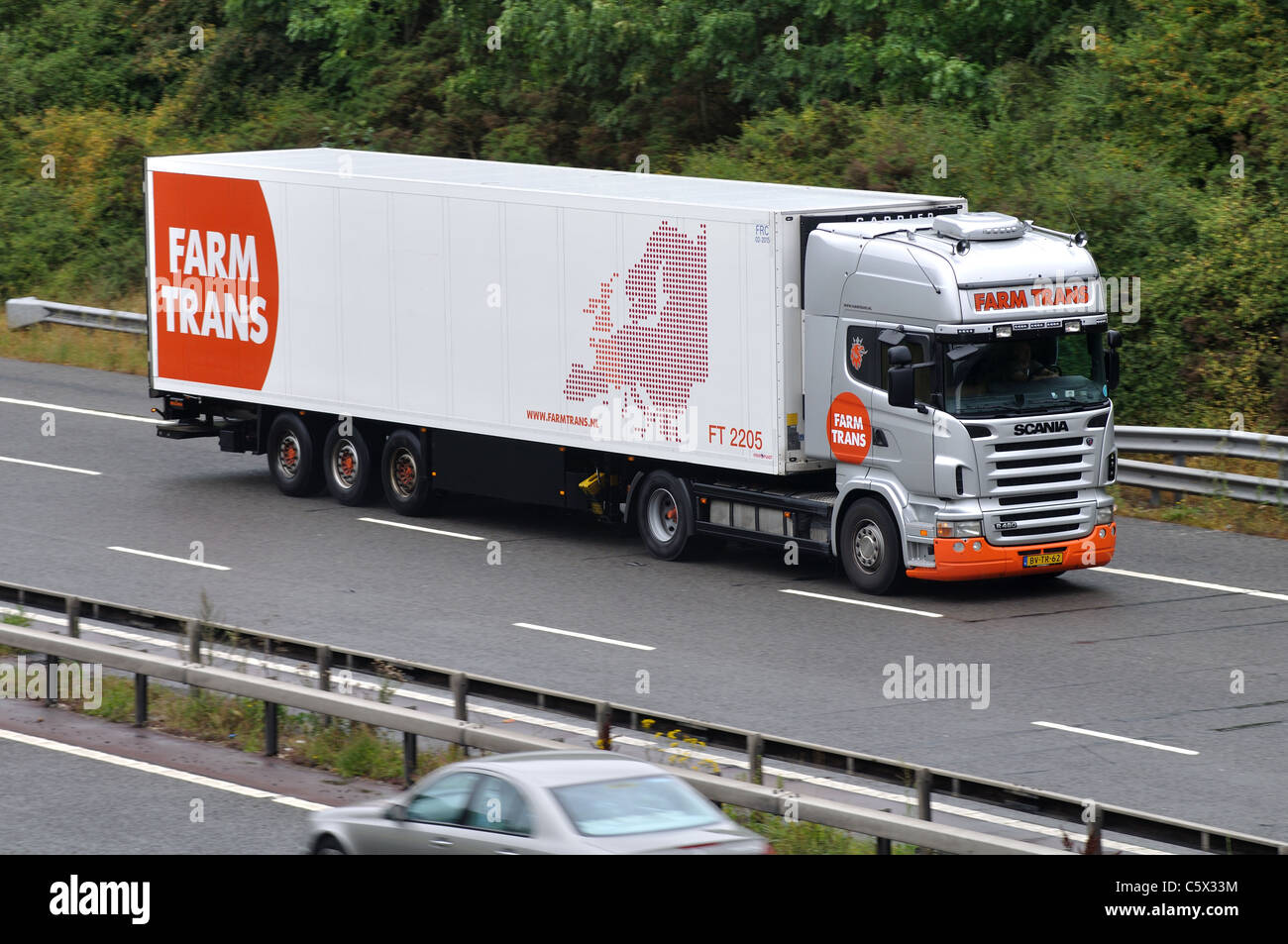 Pays-bas des camion sur autoroute M40, dans le Warwickshire, Royaume-Uni Banque D'Images