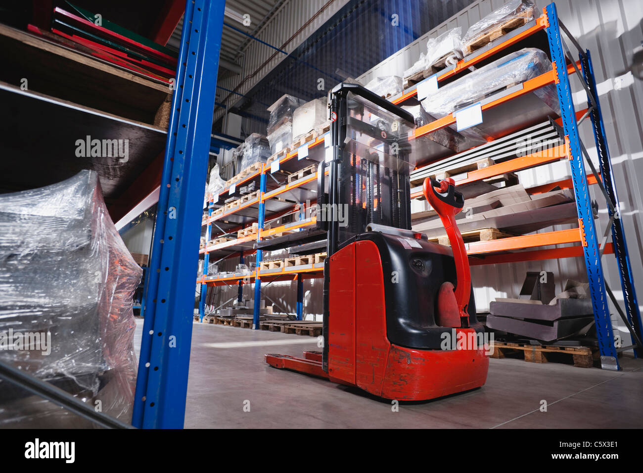 Allemagne, Neukirch, rack de stockage de l'entrepôt Banque D'Images