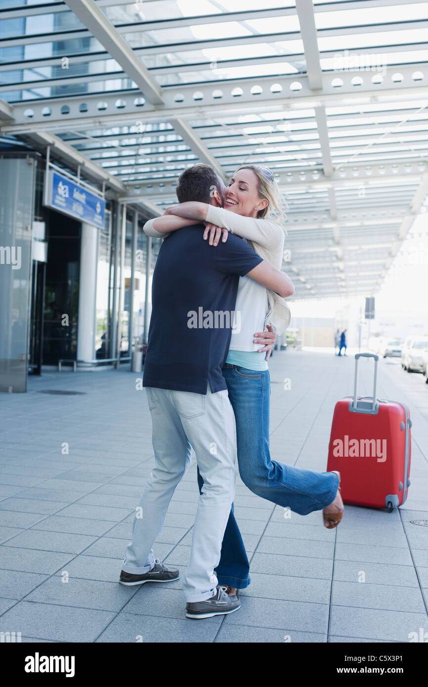 Allemagne, Leipzig-Halle, aéroport, Couple embracing Banque D'Images
