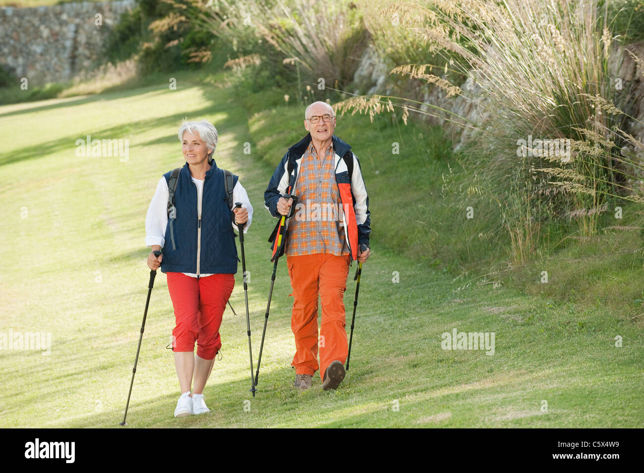 L'Espagne, Mallorca, Senior couple marche nordique Banque D'Images