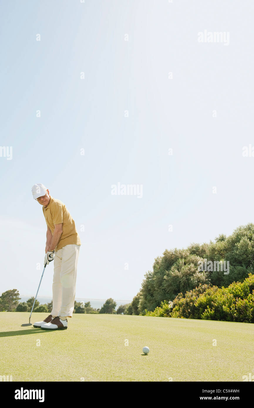 L'Espagne, Mallorca, Senior man playing golf, side view Banque D'Images