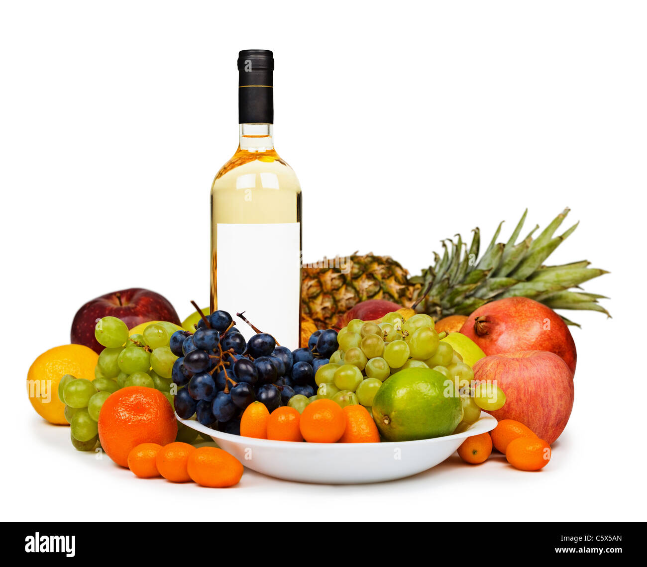 Still Life - une bouteille de vin blanc parmi les fruits tropicaux isolé sur fond blanc Banque D'Images