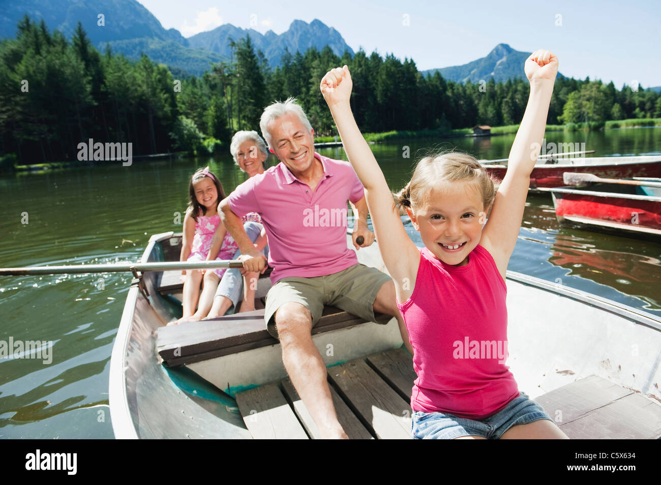 L'Italie, le Tyrol du Sud, grands-parents et enfants (6-7) (8-9) en bateau à rames sur le lac, portrait Banque D'Images
