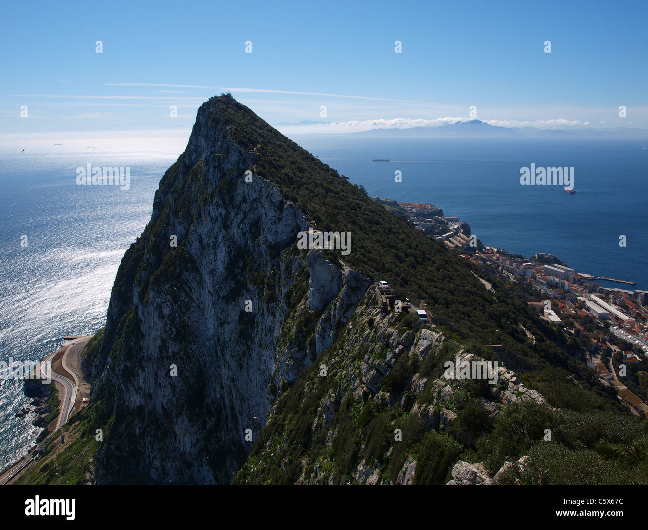 Le célèbre rocher de Gibraltar et la mer. Banque D'Images