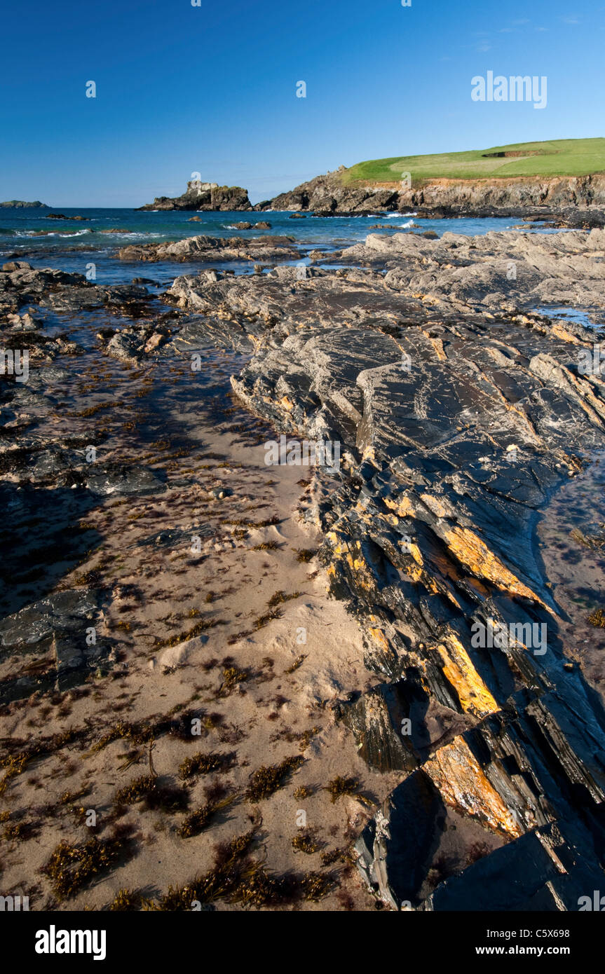 Vue face à la mer sur une plage de rochers sur la côte nord des Cornouailles. Banque D'Images