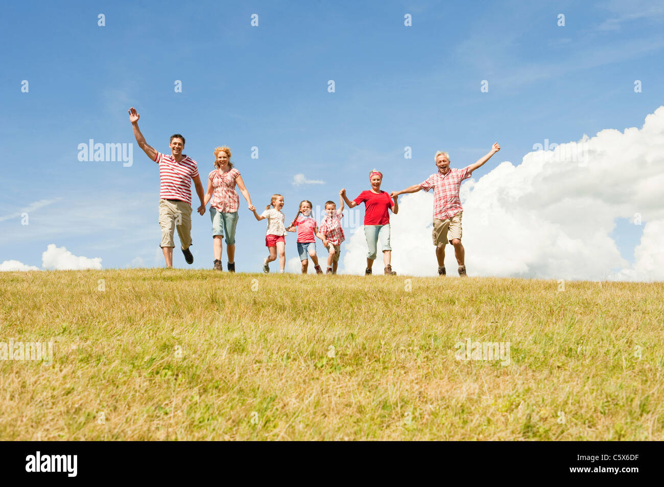 Allemagne, Berlin, Family walking in field, encourageant Banque D'Images