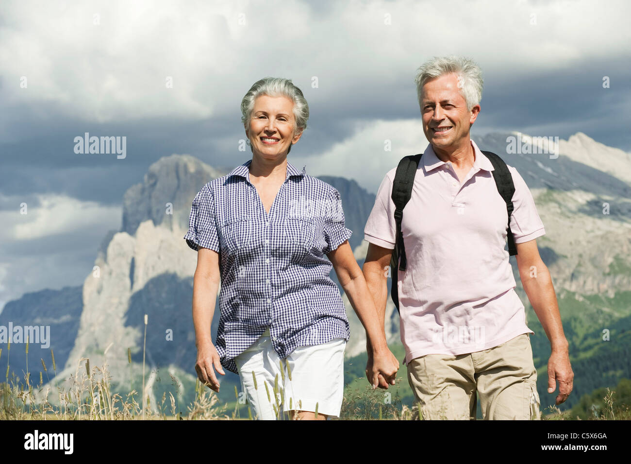 Italy, Tuscany, randonnées main dans la main Banque D'Images