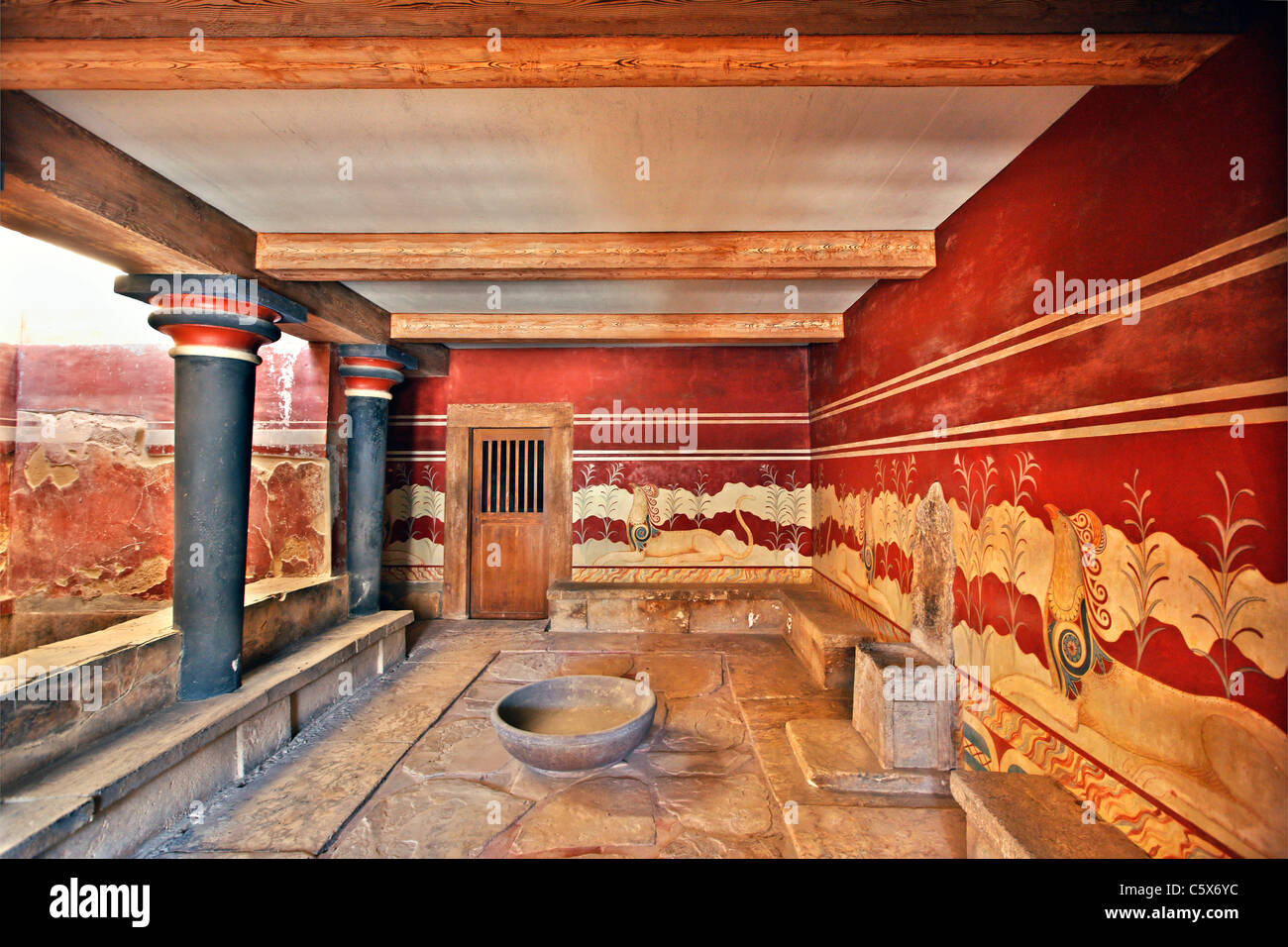 La salle du trône dans le Palais Minoen de Knossos, Héraklion, Crète, Grèce Banque D'Images