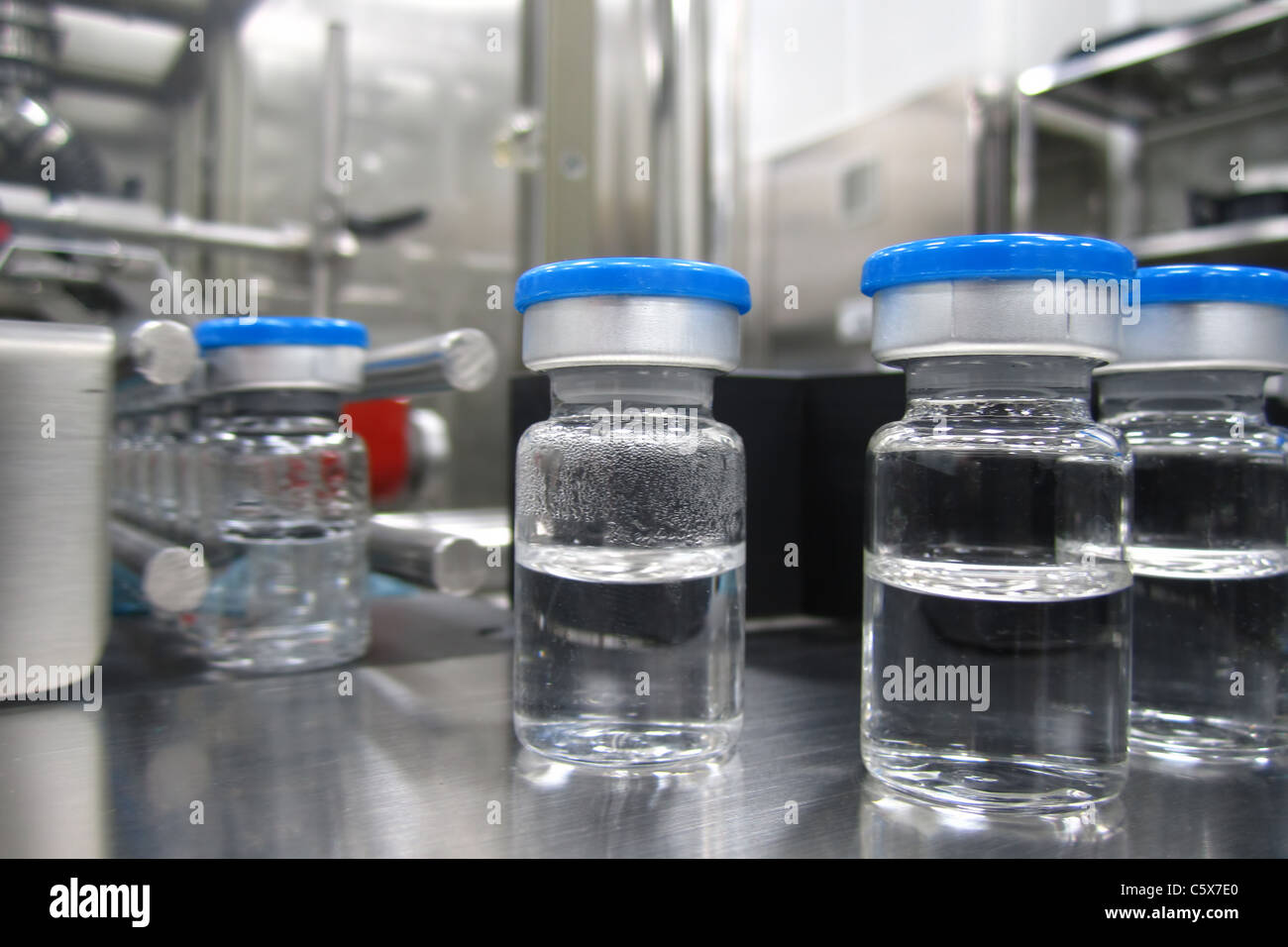 Dans la machine de traitement de bouteilles dans une usine de produits pharmaceutiques Banque D'Images Dans la machine de traitement de bouteilles dans une usine de produits pharmaceutiques Banque D'Images