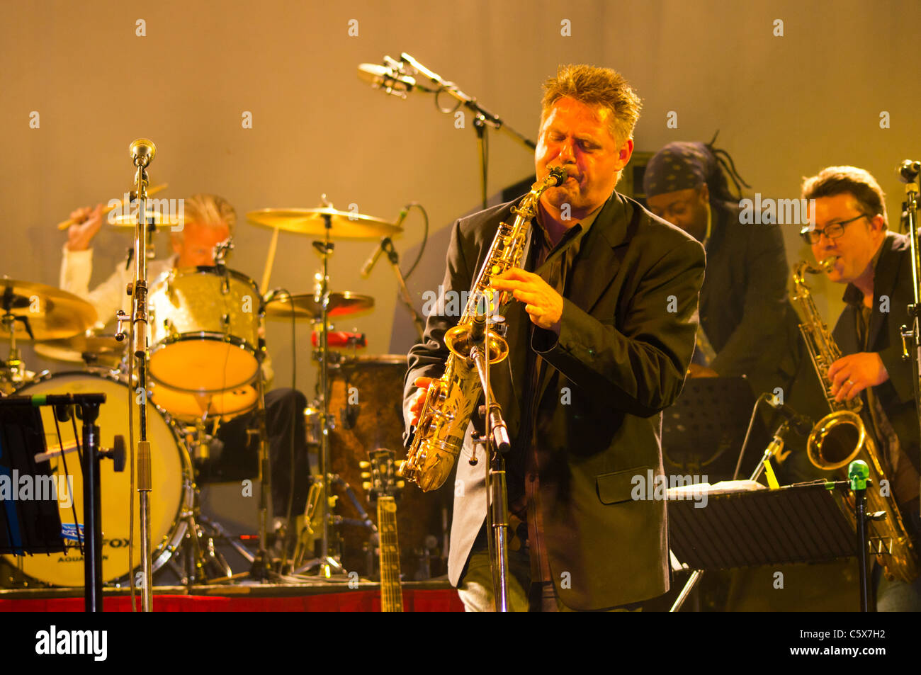 Membre de la bande, Derek Nash, de Jools Holland le rhythm and blues orchestre jouer du Saxophone Alto Banque D'Images