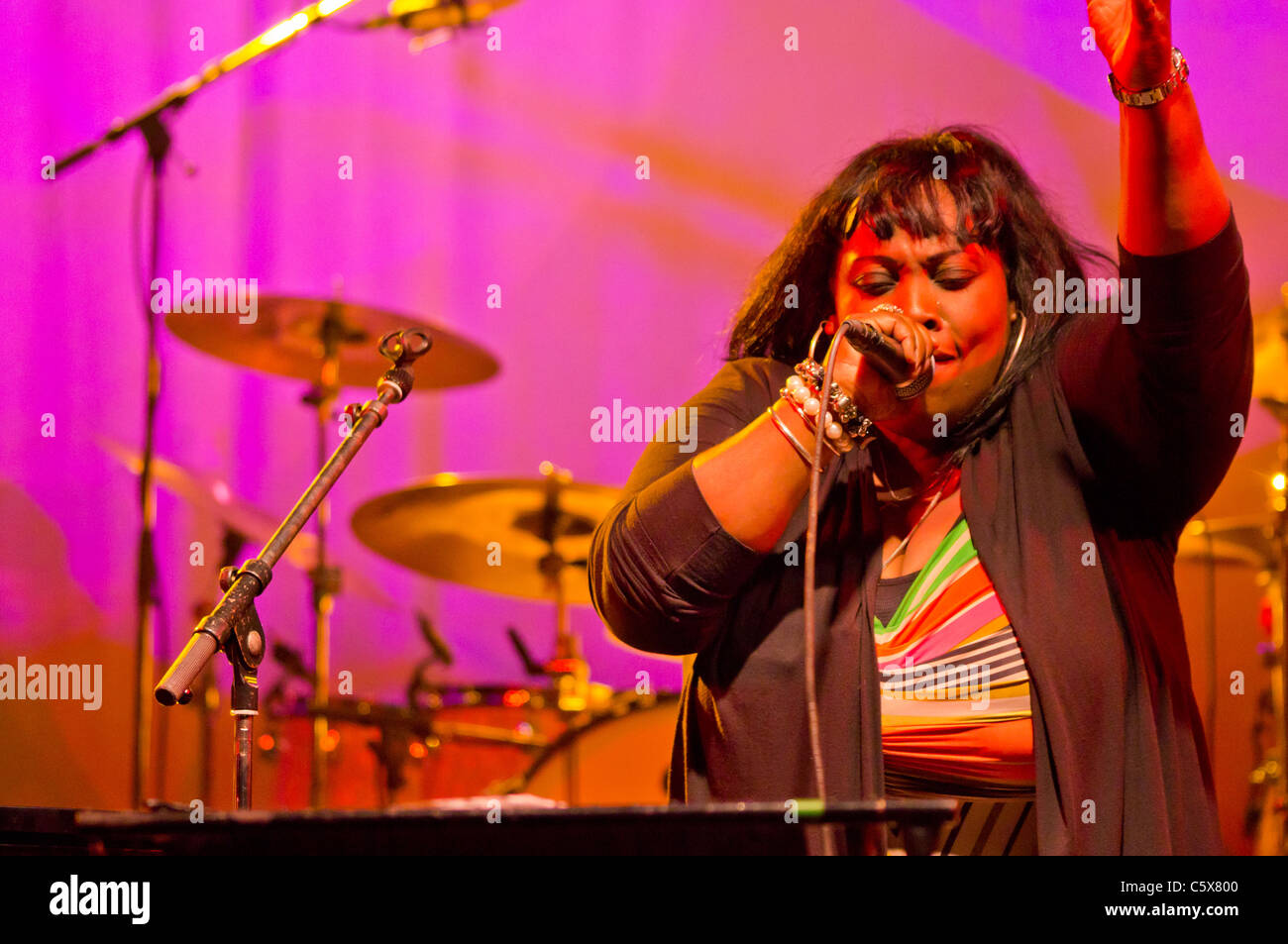 Ruby Turner se produisant au Festival 2011 Wickham avec Jools Holland Banque D'Images