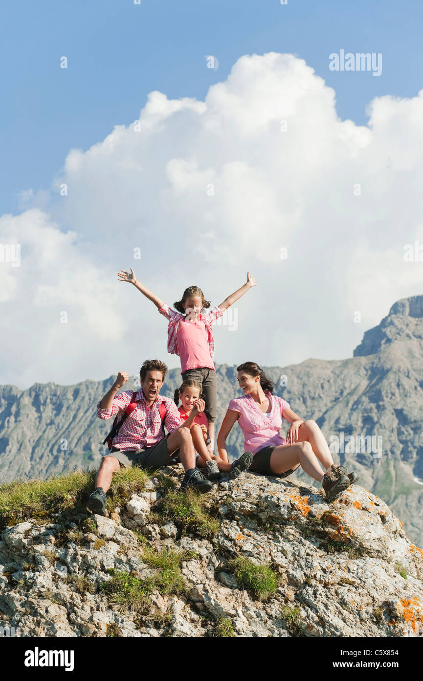 L'Italie, le Tyrol du Sud, Family sitting on rock,, portrait Banque D'Images