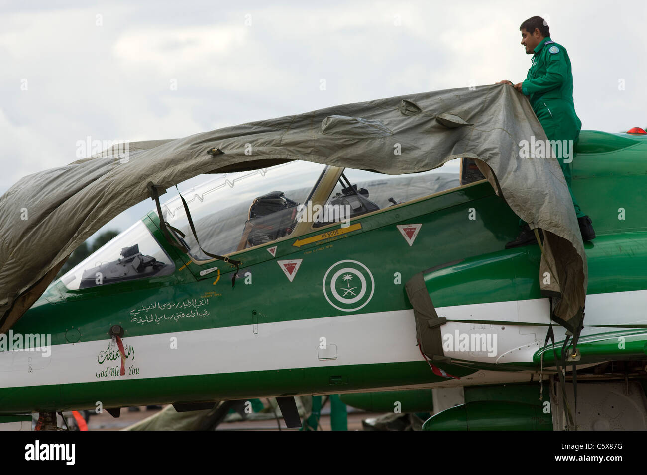 L'équipe de voltige de l'Arabie Hawks, équipe au sol couvrant l'avion après une démonstration de vol de l'auvent Banque D'Images