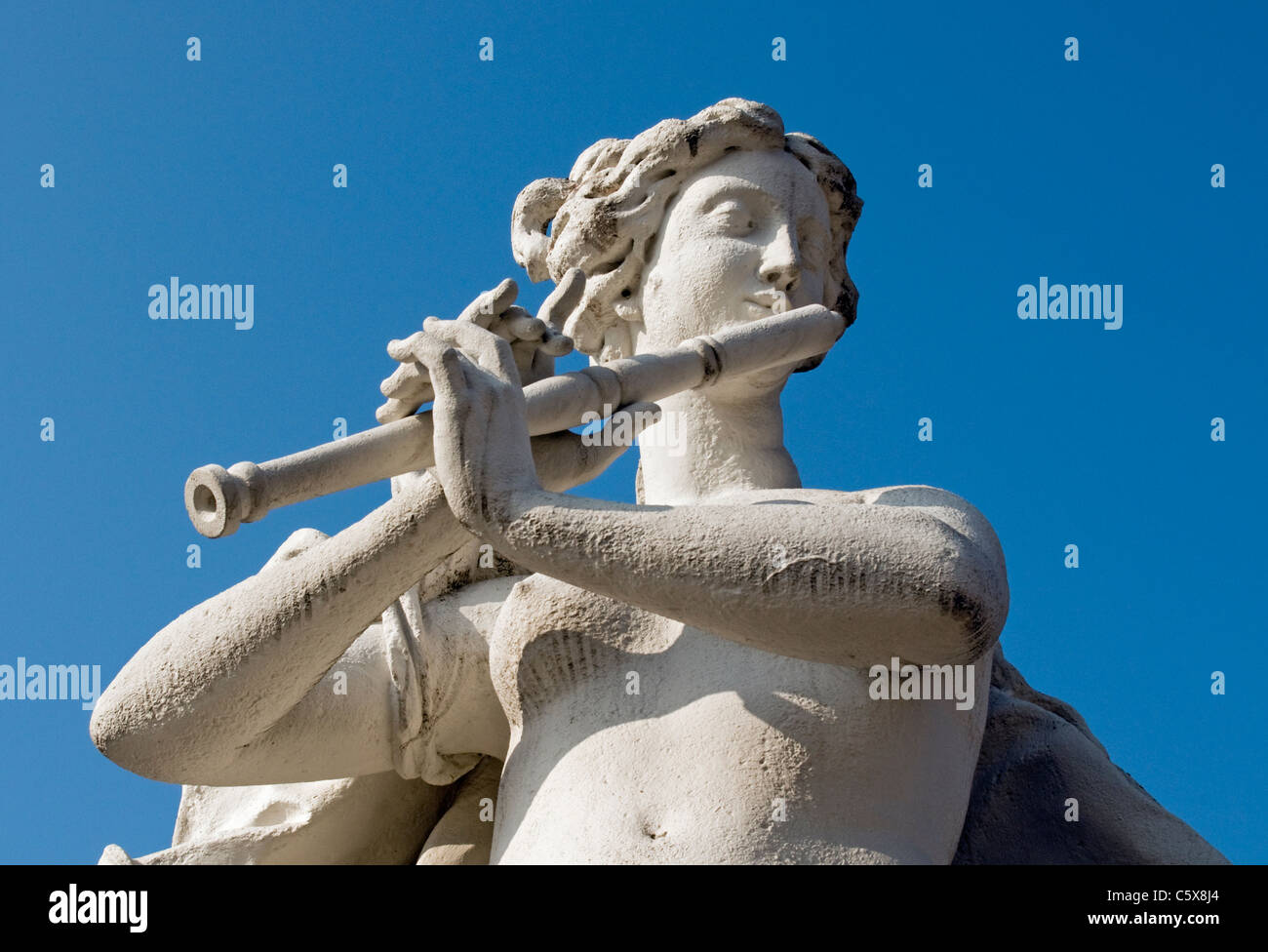 La sculpture baroque de joueur de flûte dans le parc du Palais du Belvédère, Vienne (Wien, Autriche) Banque D'Images