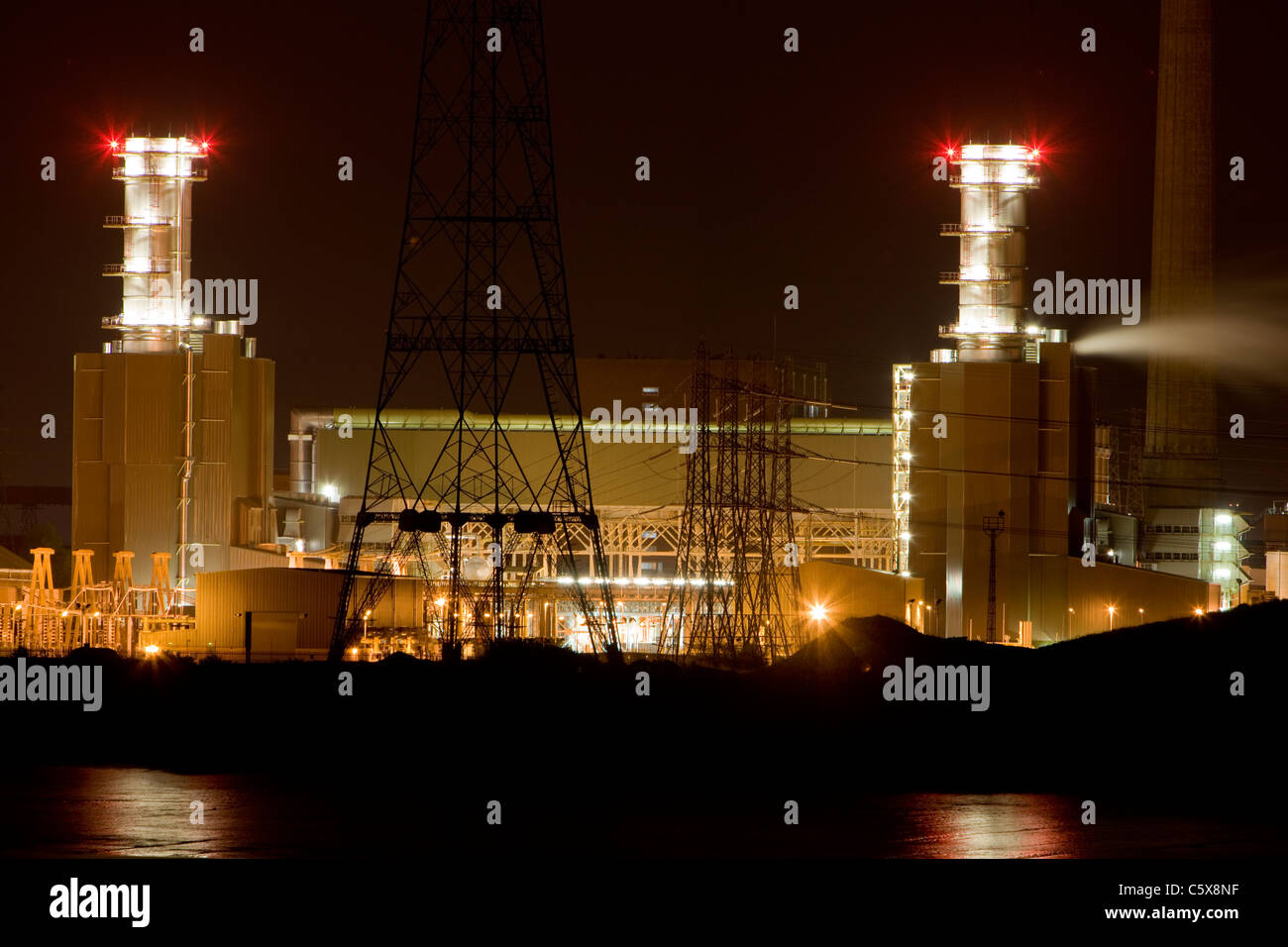 Newport Uskmouth Power Station lit up at night Banque D'Images