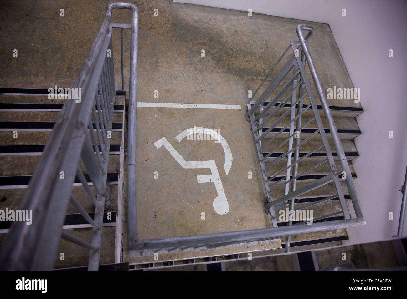 Zone refuge de la personne handicapée dans un parking d'escalier Banque D'Images