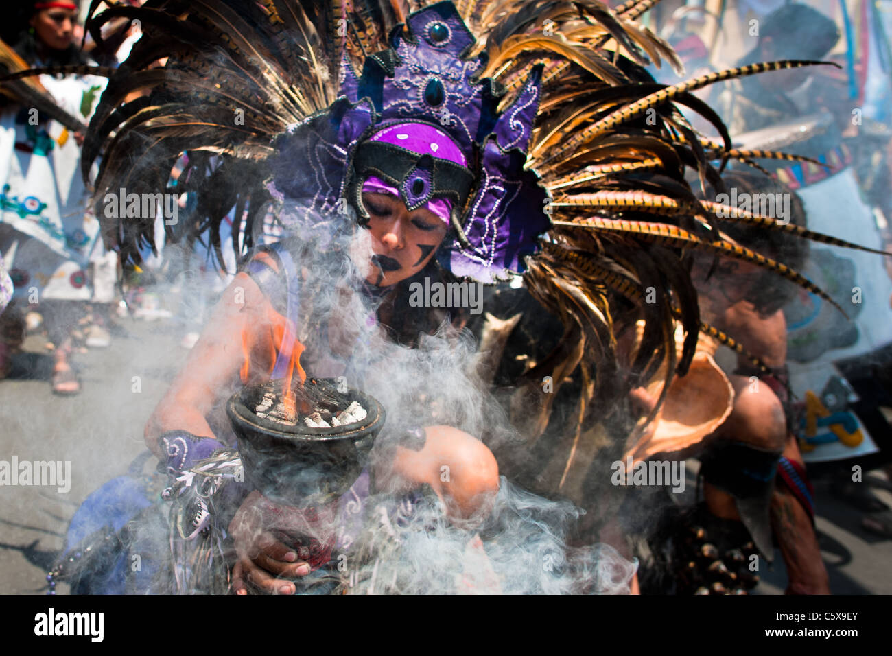 Un danseur effectue une danse culte mort aztèque au cours d'une cérémonie à santa muerte (sainte mort) dans la ville de Mexico. Banque D'Images