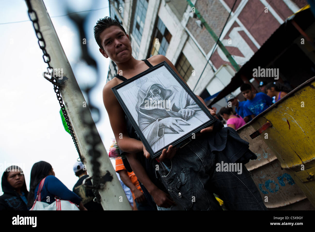 Un dévot mexicain porte une image de santa muerte (sainte mort) au cours du pèlerinage à tepito, Mexico, Mexique. Banque D'Images