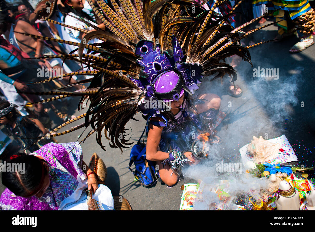 Un danseur effectue une danse culte mort aztèque au cours d'une cérémonie à santa muerte (sainte mort) dans la ville de Mexico. Banque D'Images