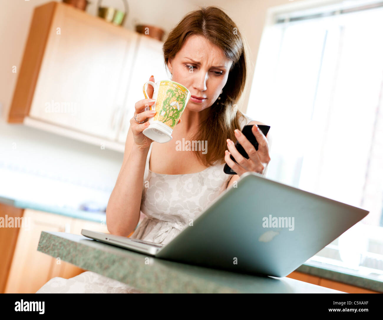 Frustrated woman using computer Banque D'Images
