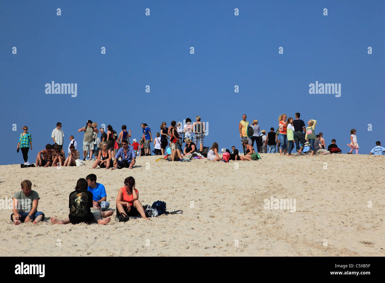 Les gens restin sur les dunes mobiles, Słowinski Parc National près de Leba, Pologne Banque D'Images
