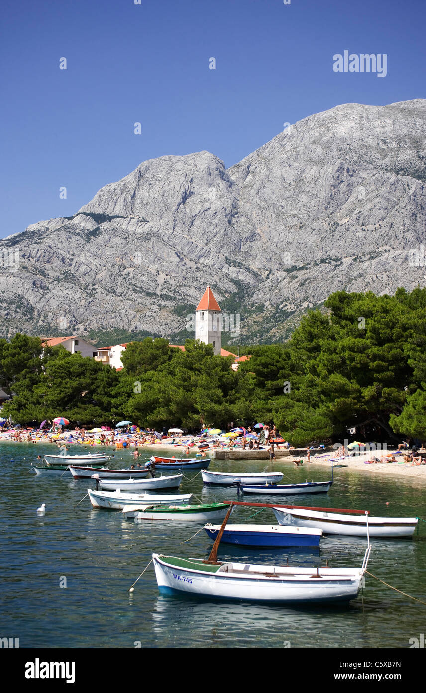La Croatie, Makarska Riviera, Promajna, la plage et les montagnes Banque D'Images