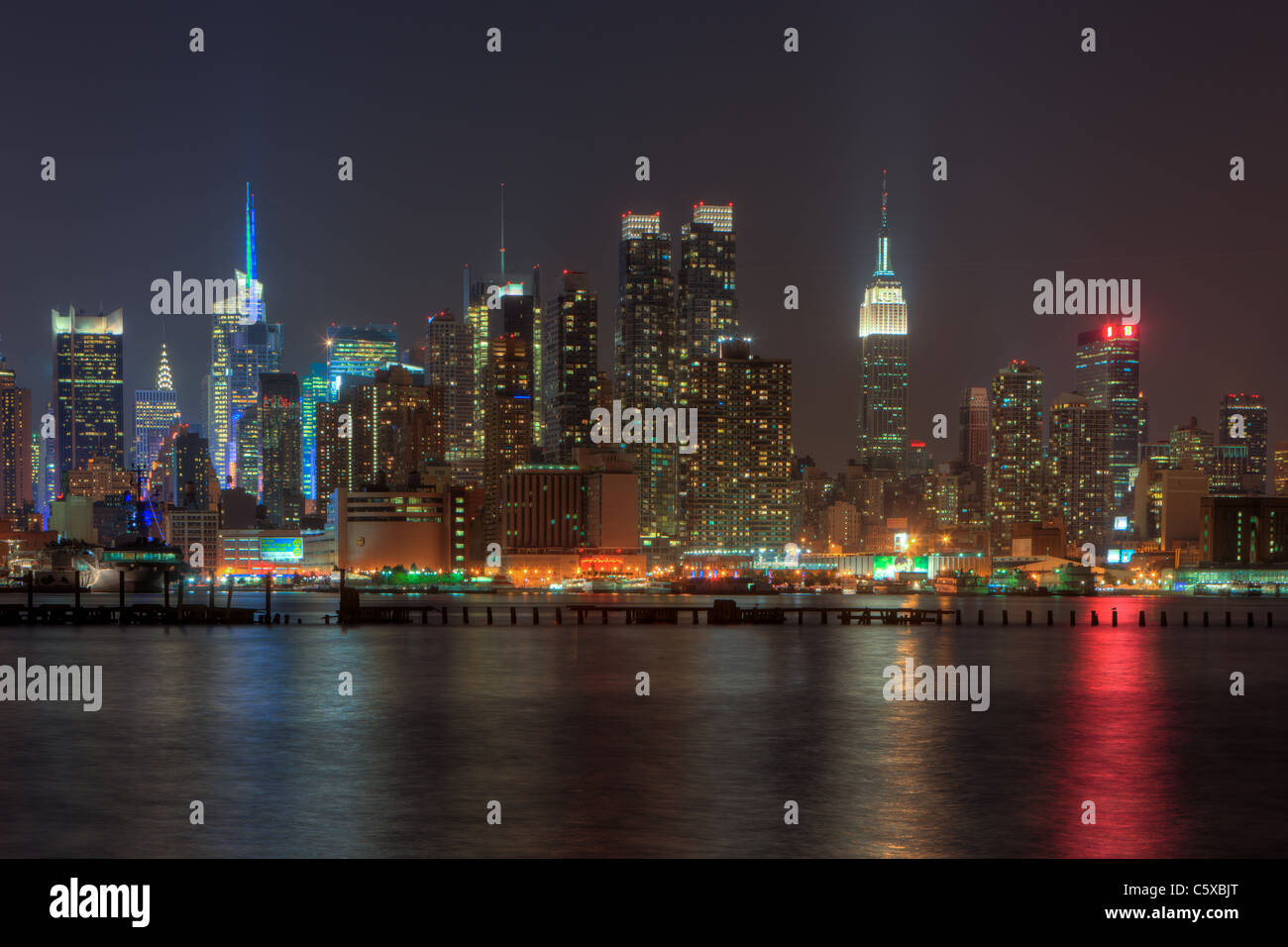 Le midtown Manhattan skyline pendant au crépuscule comme vu sur le fleuve Hudson, du New Jersey. Banque D'Images