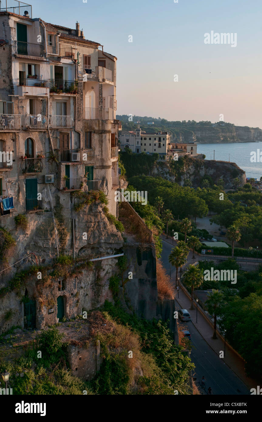 Au coucher du soleil Vue de la pittoresque ville de Tropea, dans le sud de l'Italie Banque D'Images