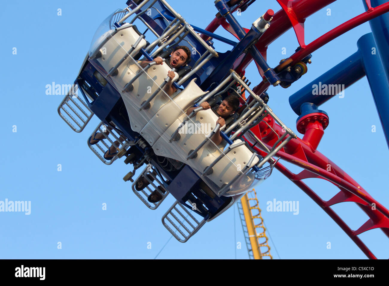 Les visiteurs de Luna Park de Coney Island profitez des Screaming Eagle ride Banque D'Images