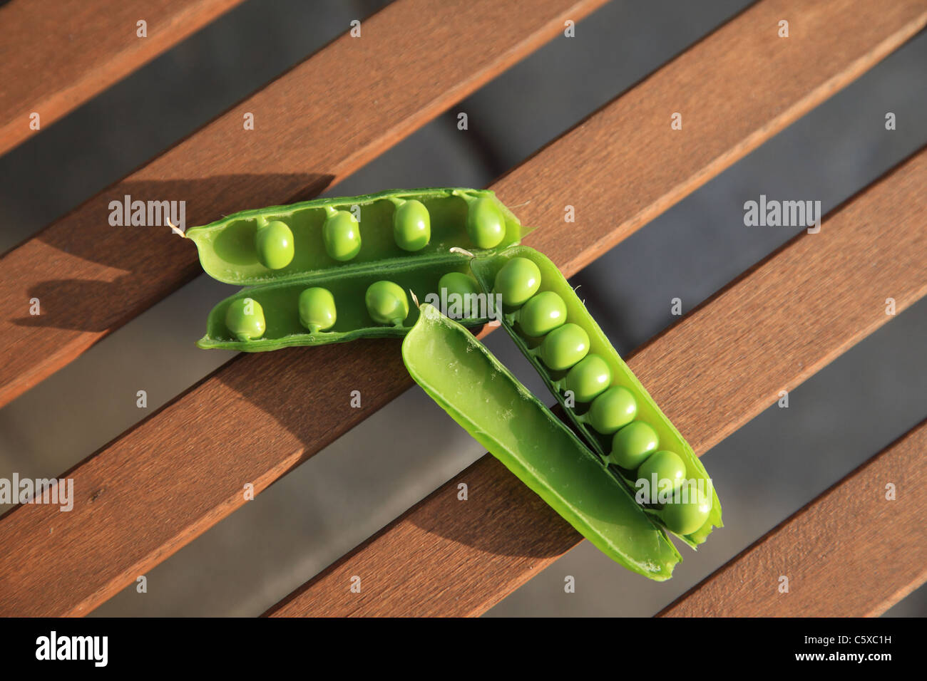 Les pois verts sur le banc Banque D'Images