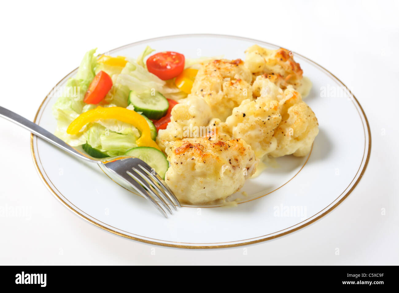 Le chou-fleur fromage servi avec une fourchette et une salade de laitue, concombre, de la tomate et du capsicum, un plat traditionnel anglais. Banque D'Images